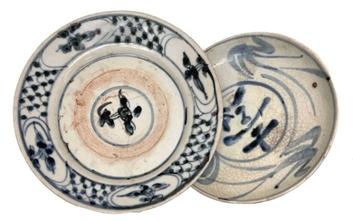 Due piccoli piatti cinese in porcellana decorati in blu su fondo bianco, Cina...