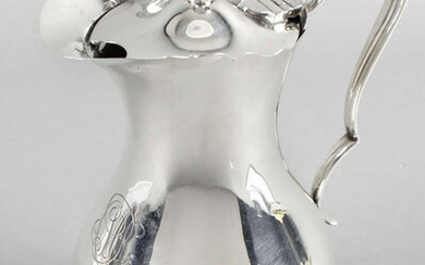 An Edwardian silver hot water jug.