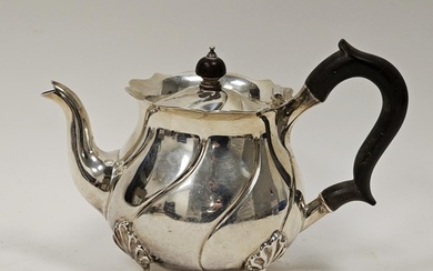 Edwardian silver bachelor's teapot by Carrington & Co, Londo...