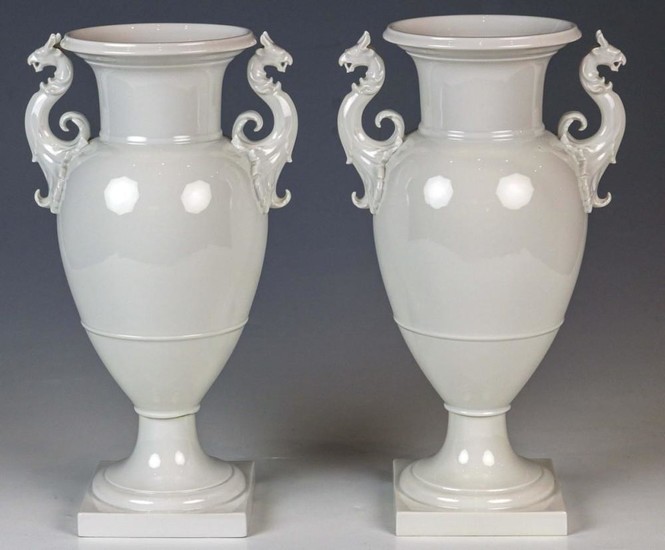 Ein Paar Französische Vasen mit Greifenhenkeln KPM Berlin, um 1962/92