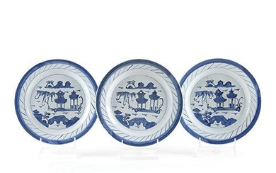 Ensemble de trois plats en porcelaine émaillée bleu et blanc, Chine, dynastie Qing, XIXe siècle....