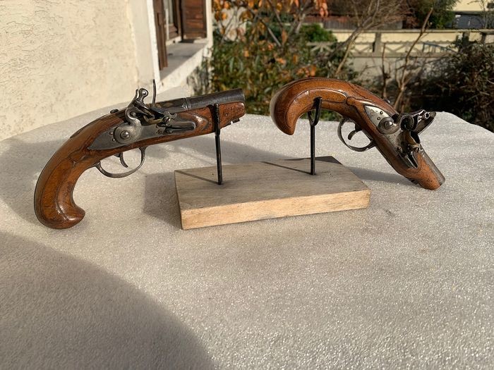 France - Paire de pistolets de voyage parfait état dorures sur le canon- Pistol