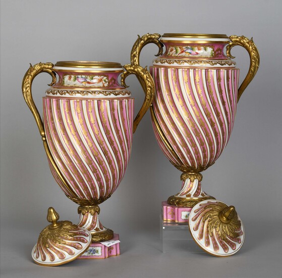 France Paire de vases ansés de style Louis XVI en porcelaine à décor côtes torses...