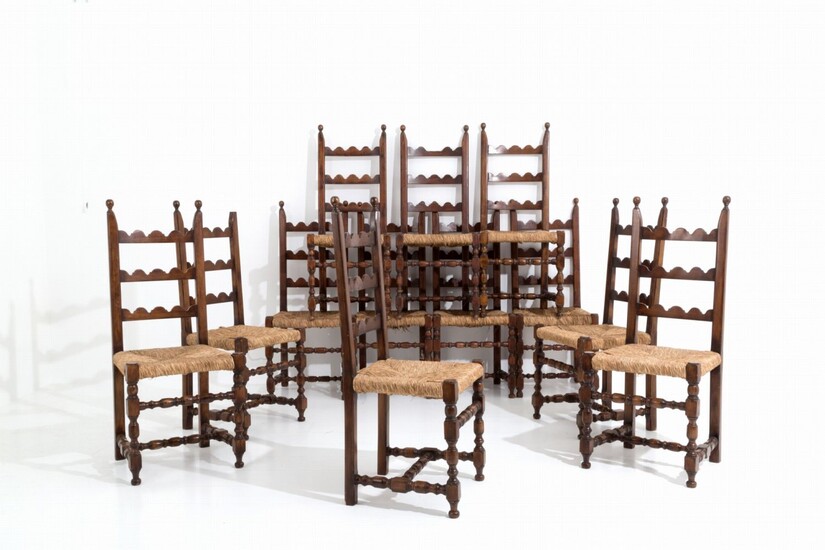 GIO PONTI (Attr.) (Milano, 1891-1979). Dodici sedie in legno...