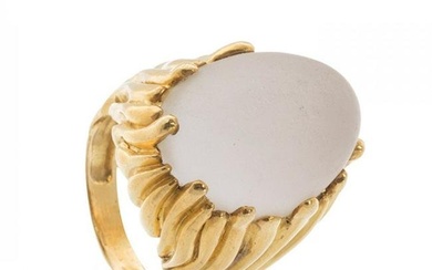 GREGORY ring in 18kt yellow gold. Frontis with moonstone cabochon, set in a naturalistic-inspired