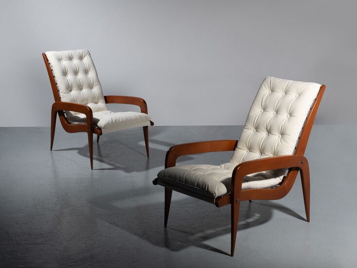 Gio PONTI 1891-1979Rare paire de fauteuils - 1937Piètement et structure en bois, coussins d’assise et...