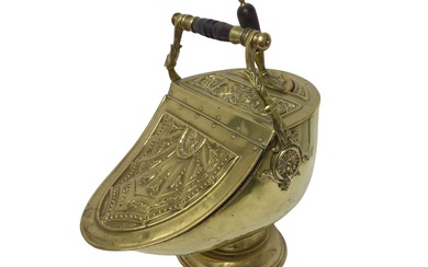 Good quality Edwardian brass helmet shape coal scuttle with integral brass scuttle