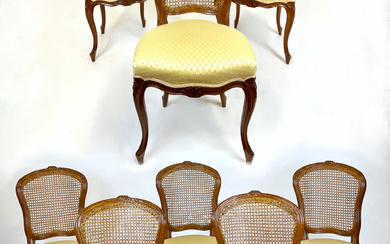 Gruppo di otto sedie in legno intagliato con schienale incannucciato e sedute imbottite e rivestite in tessuto operato giallo (lievi…