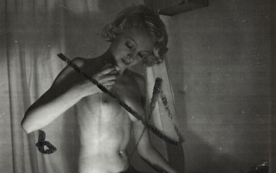 Henriette Theodora Markovitch, dite Dora MAAR 1907 - 1997 Reportage pour Beautés Magazine (Femme nue à la baignoire), 1937