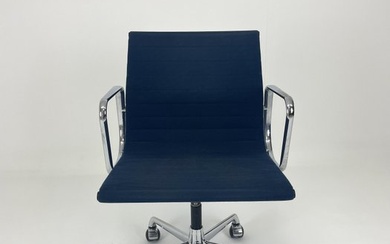 ICF - Charles Eames, Ray Eames - Chair - aluminum group EA108 - Aluminium, Textiles