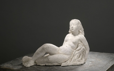 Irène CODREANO [Irèna Codreanu] (1896-1985) Jeune femme allongée Plâtre. (Manques). Signé à l’arrière I.CODREANU. 20...