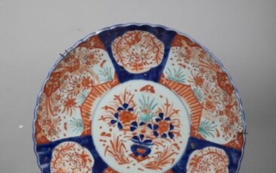 Japon, XIXe siècle Grand plat en porcelaine d'Imari, à décor en médaillon central d'une composition...