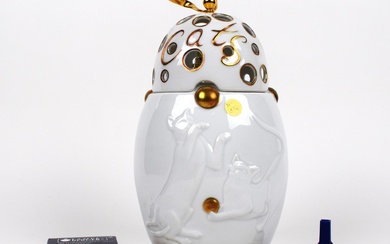 LAMPE BERGER Paris. Lampe à catalyse, modèle Cats par Joseph HIGNOU, porcelaine blanche, manufacture Artoria...