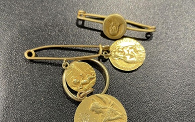 LOT en or jaune comprenant, une alliance, deux médailles et deux broches épingle à nourrice....