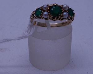 Ladies emerald and seed pearl 9ct gold ring size M