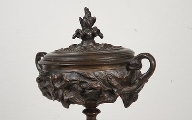 Lidded bronze vase on a marble top - Bronze, Marble - 19th century