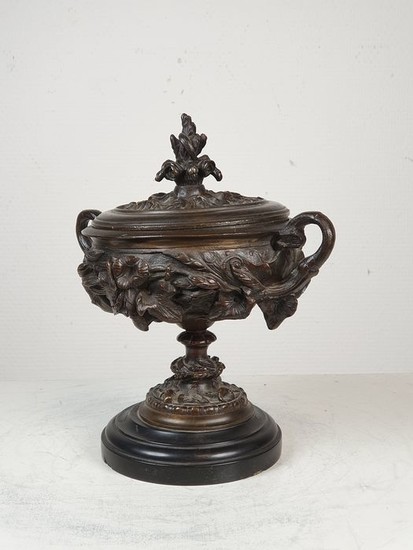 Lidded bronze vase on a marble top - Bronze, Marble - 19th century