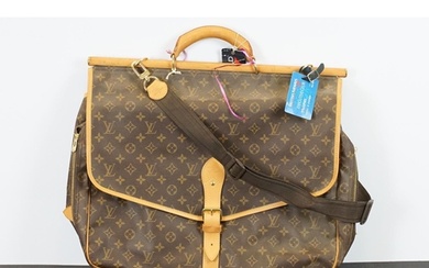 Louis Vuitton - Sac Chasse hunting bag having a monogrammed ...