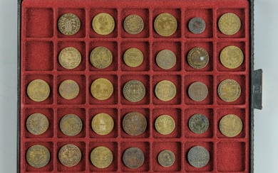 Louis XIII. Lot de 32 jetons en bronze et laiton