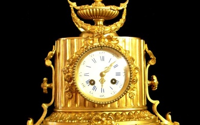 Mantel clock - French Empire 1844-1849 "Allegory of Love" Large gilt bronze DOME Fluted clock, signed "JAPY - Louis XVI - Gilt bronze - 1800-1850