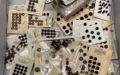 Mixed lot of buttons. Many still on cards.