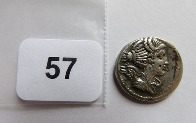 Monnaie République romaine - Valeria - Denier avec le buste ailé de la Victoire et Aigle légionnaire entre deux enseignes (Rome, 82 avant JC, argent, 3,59 g) TB+ à TTB (R2)