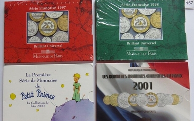 Monnaies - France - Lot de 4 x Séries BU, 1997 Set de 10 monnaies (15 000 ex.), 1998 Set de 10 monnaies (25 000 ex.), 2000 Petit prince Set de 9 monnaies (50 000 ex.) et 2001 Set de 10 monnaies (100 000 ex.) FDC sous plastique dans leur livret d'origine