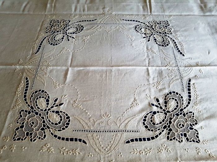 Museum item: a 100% pure linen bedspread with “Burano Venezia Nodo D’amore” embroidery