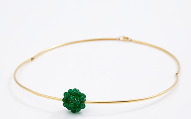 NECKLACE, 18k gold with pendant consisting of approx. 29 nephrite beads.