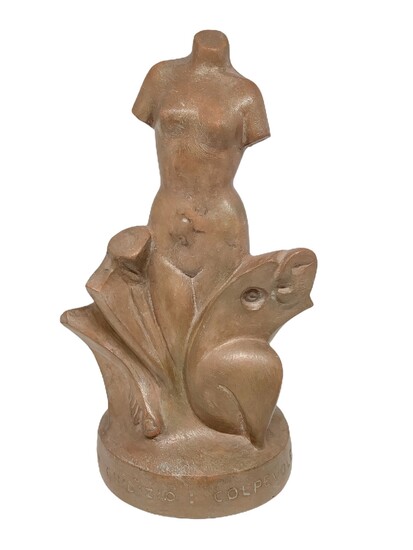 Nino spagnoli, sculpture en terre cuite "plaider coupable". Représentation d'une femme nue et d'autres personnages...