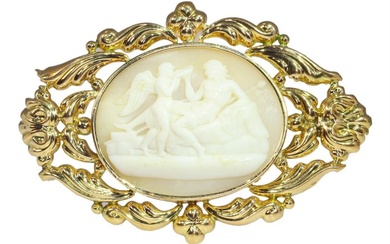 No Reserve Price - Victorian anno 1880, Cameo representing Bacchus offering Cupid a cup of wine Brooch - Yellow gold