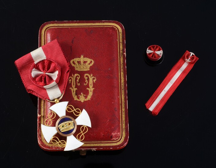 ORDER OF THE CROWN (Italy). Officer's star, gold and enamel, with rosette ribbon in red and white moiré silk taffeta, preserved in its original case in the shape of the Cravanzola house in Rome. A collar rosette and the ribbon of the miniature...