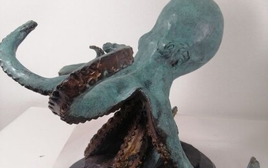 Octopus on a marble base - Patinated bronze - recent