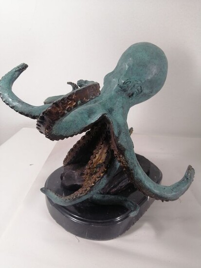 Octopus on a marble base - Patinated bronze - recent