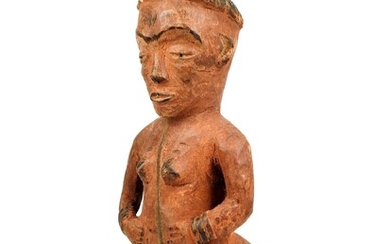 PENDE, République Démocratique du Congo. Bois mi-lourd, pigments naturels. Figure ancestrale représentant une femme agenouillée,...