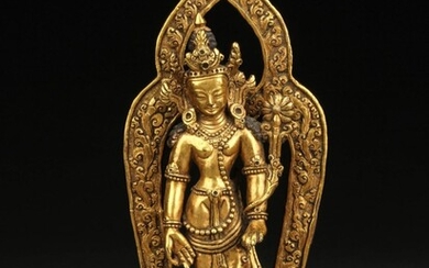 Padmapani, le Boddhisattva Lokeshvara, porteur du lotus figuré debout...