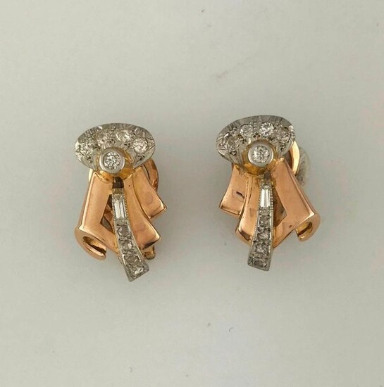 Pair of knotted earrings in gold 750°/°° and platinum set with TA diamonds, circa 1940, clip system in gold 375°/°°°, Gross weight: 7,76g