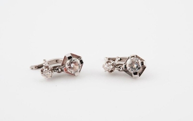 Pair of sleepers in white gold (750) and platinum (850) composed of a small half-cut diamond in claw setting, holding a larger half-cut diamond in pendulum shape on a square bezel with large claws.
