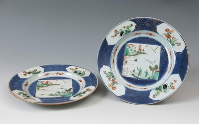 Pair of two dishes; India Company, China, 18th century. Ceramics. They have wear on the gold.