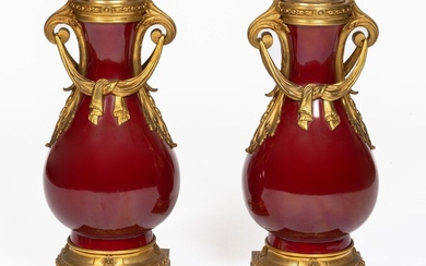 Paire d'importantes lampes de forme balustre en porcelaine émaillée rouge et montures de bronze doré...