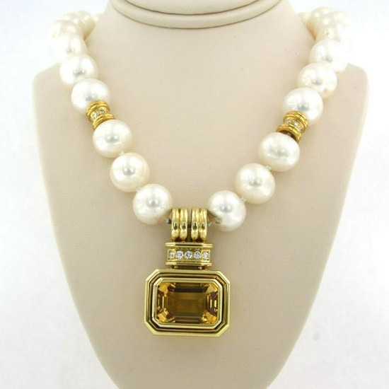 Pearl necklace with 18k gold lock set with citrine and