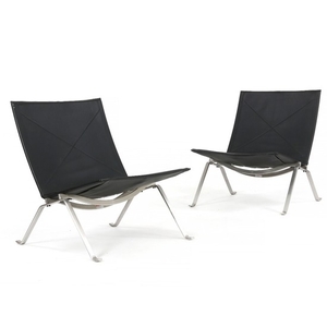 Poul Kjærholm: “PK 22”. A pair of easy chairs with legs of chromed steel. Seat and back with black leather. Manufactured by Fritz Hansen. (2)