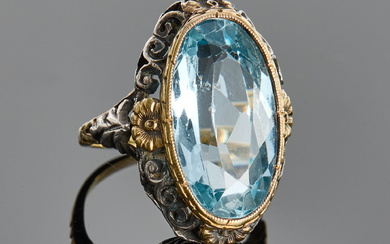 RING, 18k gold, silver, with a blue topaz.