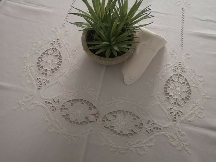 Rich tablecloth x12 Mixed linen hand embroidered satin stitch - 175 x 270 cm Ecru 'color - Cotton, Linen - 21st century