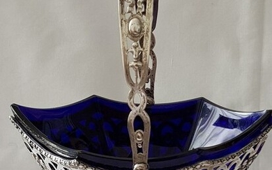Richly crafted hexagonal lace handle basket with blue glass interior - Martin Mayer, Mainz - (1) - .800 silver - Germany - First half 20th century