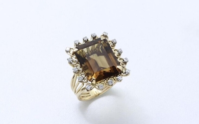 Ring in 750 gold and 850 thousandths platinum, its wire setting holding a rectangular citrine with cut sides in claw setting surrounded by 8/8 diamonds. Circa 1960.