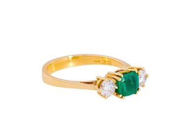 Ring mit Smaragd flankiert von Brillanten zus. ca. 0,39 ct (punziert)