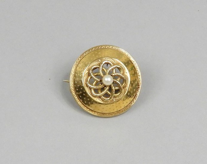 Round brooch in 750-thousandths yellow gold with guilloché...