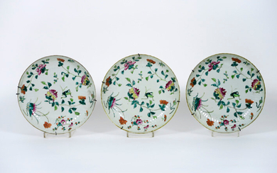 Series of three Chinese 19th century porcelain bowls with Famille Rose decor with flowers and crickets - diameter : 22,8 cm ||series of three 18th Cent. Chinese dishes in porcelain with Famille Rose decor with flowers and crickets
