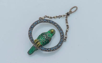 Silver pendant (800 thousandths) featuring a parrot enhanced with green enamel, on its circular perch enhanced with faceted sapphires.